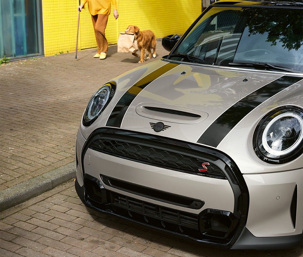 A view of the Hardtop 2 Door front grille, hood, and windshield